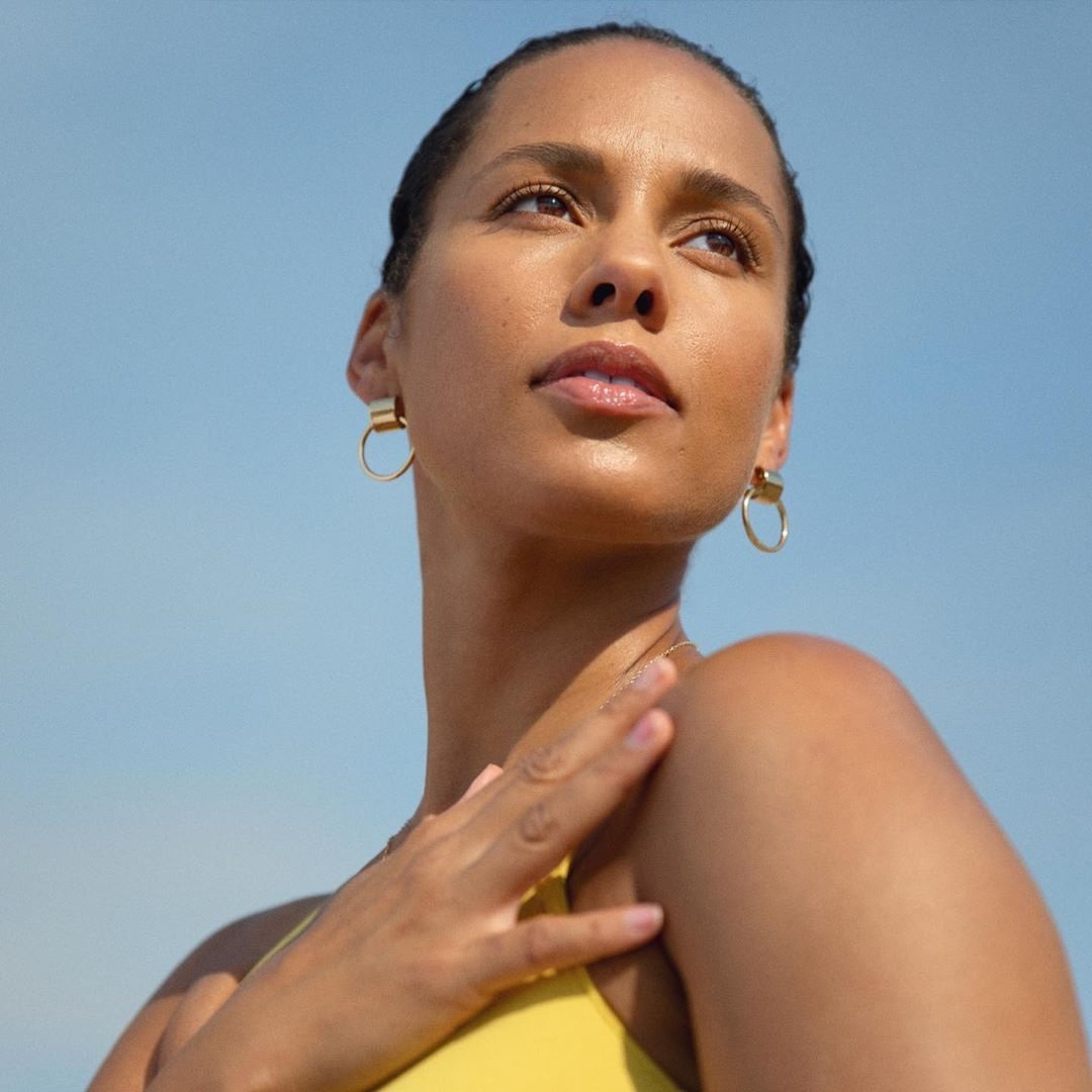 Alicia Keys promocionando su marca de belleza