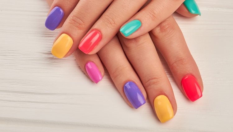 Puedes apostar por una manicura multicolor