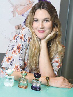 Drew Barrymore con sus tres fragancias