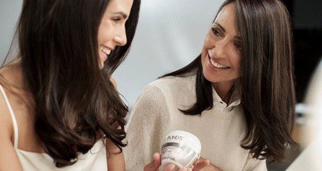 Jordana Brewster y su madre durante la campaña de la Rejuveness Cream de Pond's