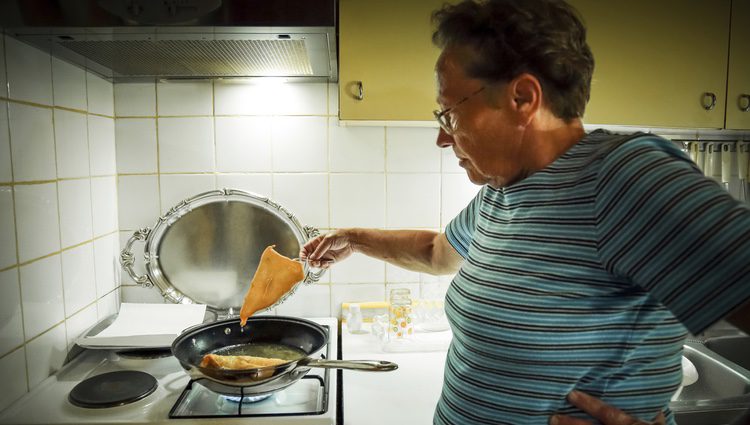 Que te salte aceite en la piel mientras cocinas es algo que puede causarte quemaduras