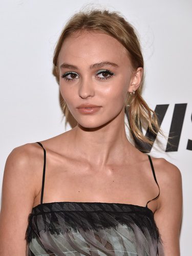 Lily Rose Depp con un recogido sin volumen