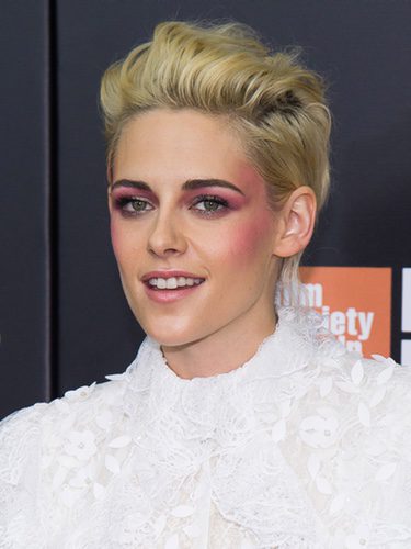 Kristen Stewart con sombra rosa aplicada en los pómulos y en las sienes