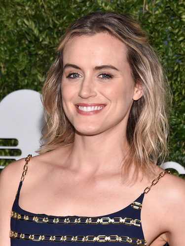 Taylor Schilling con el cabello rizado y ahuecado