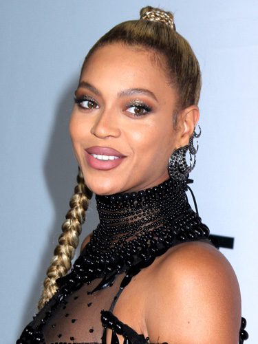 Beyoncé con una tensa trenza alta