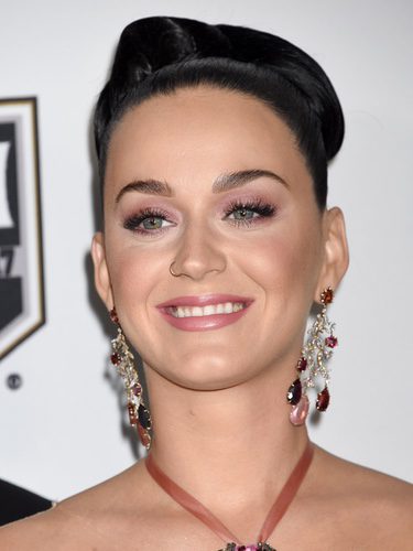 Katy Perry con un moño alto