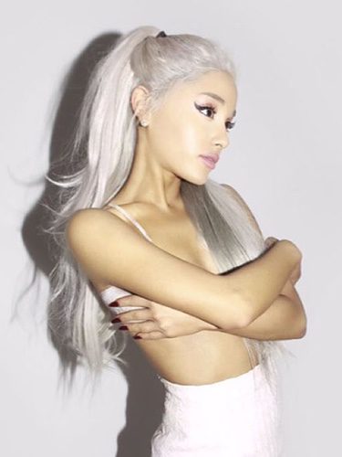 Ariana Grande con el cabello blanco para promocionar 'Focus'