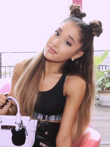 Ariana Grande con space buns