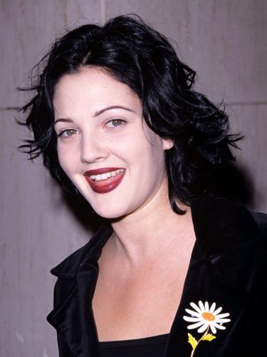 Drew Barrymore con una base de maquillaje más clara que su color de piel