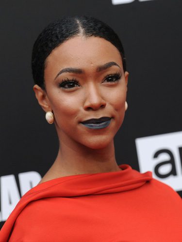 Sonequa Martin-Green con un labial negro