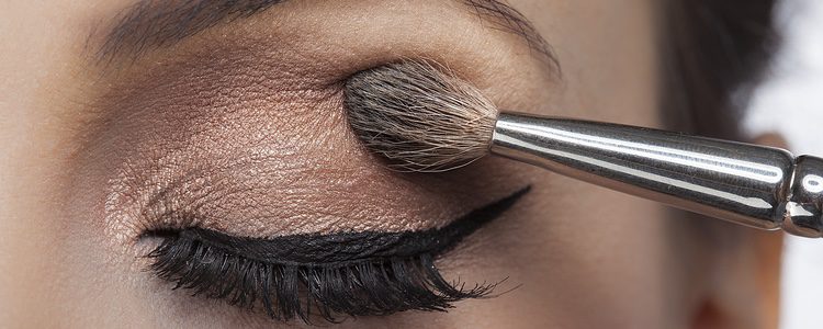 Nuestros ojos también requieren una preparación antes de aplicar el maquillaje