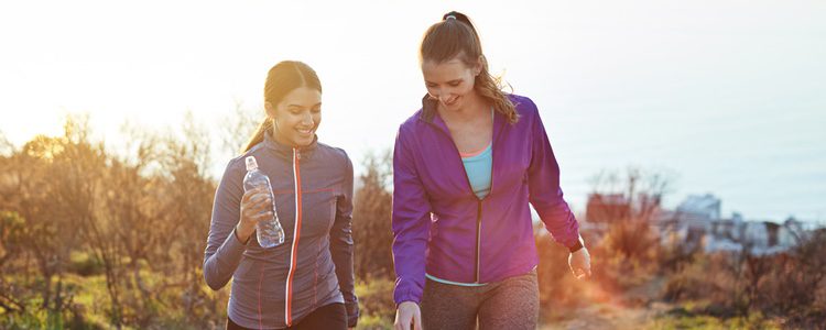 Caminar es un actividad que puede ser muy beneficiosa para tu salud