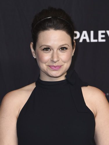 Katie Lowes con recogido con volumen