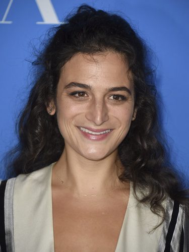 Jenny Slate con cabello encrespado