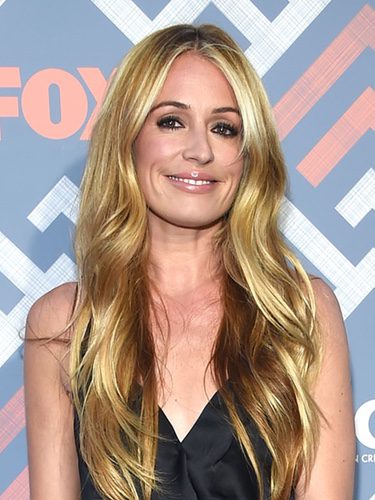 Cat Deeley con melena con raya en medio y maquillaje en tonos marrones