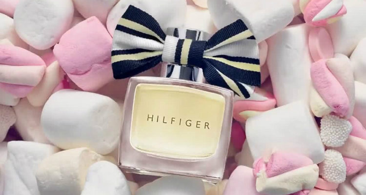 'Hilfiger Woman Candied Charms' es una fragancia dulce, afrutada, floral y avainillada