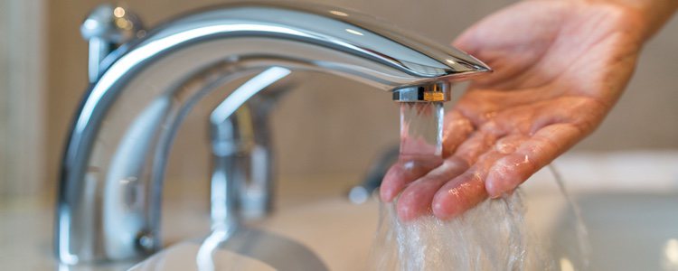 Lo primero que hay que hacer después de quemarse la piel con aceite es poner la herida bajo el agua fría