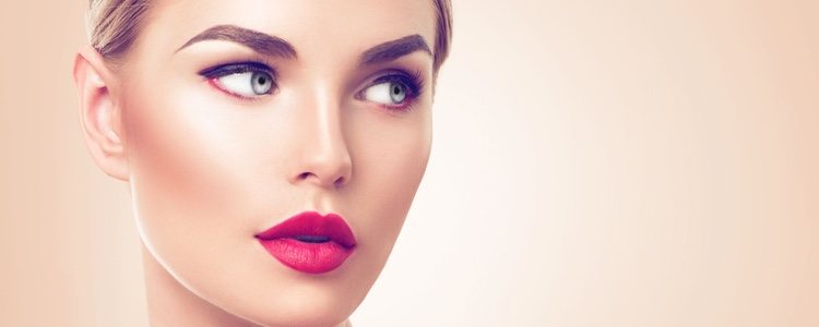 Los labios de colores más impactantes como el rosa fucsia o rojo son ideales para este tipo de rostros