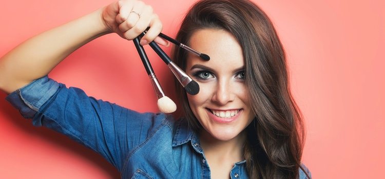 Aplica una crema hidratante antes de empezar con el maquillaje para unificar el rostro