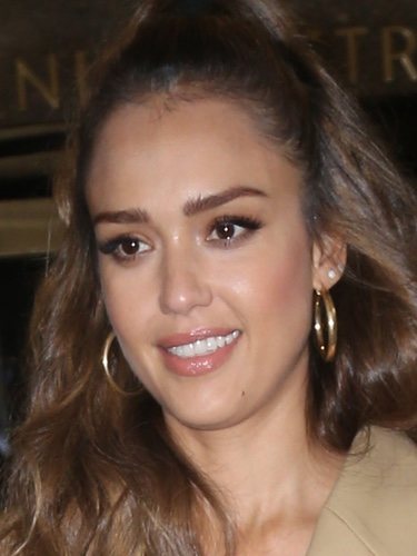 Jessica Alba con un semirecogido paseando por las calles de Nueva York