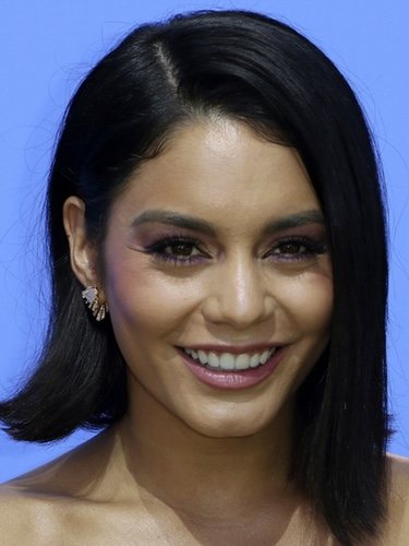 Vanessa Hudgens con una melena midi y un maquillaje en tonos rosados