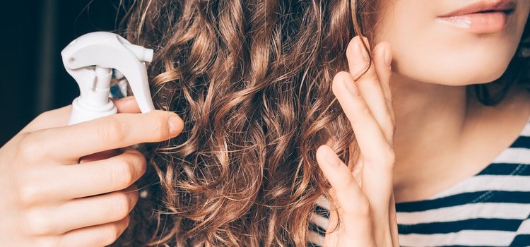 Los sprays solares serán de gran ayuda para proteger tu cabello