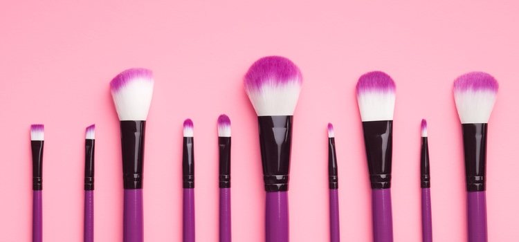 Donde si que tienes que gastarte dinero es en las herramientas de maquillaje como las brochas