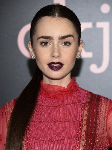 Lily Collins luce unos labios oscuros