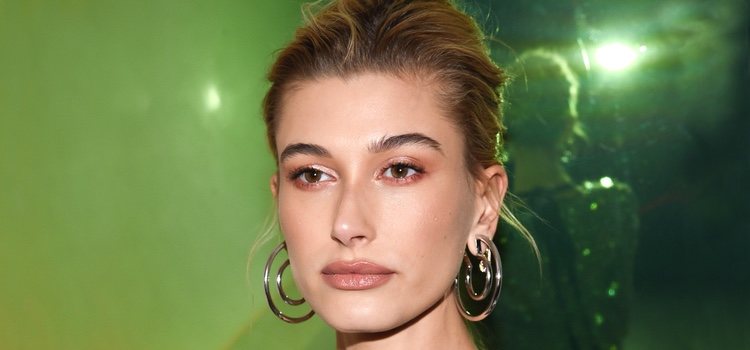 La modelo Hailey Baldwin con una sombra de ojos que le hacen bolsas en los ojos