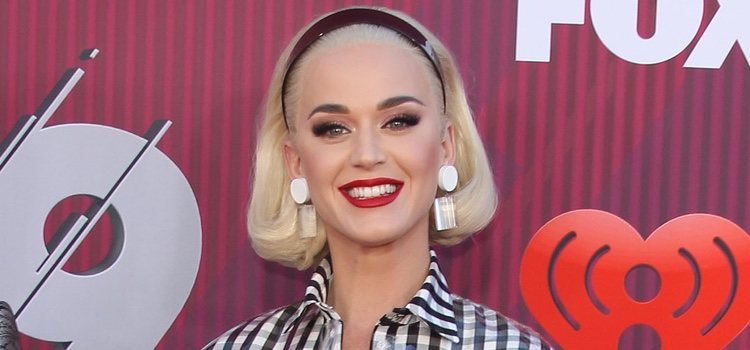 La cantante Katy Perry con un beauty look de los años 50