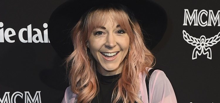 La artista Lindsey Stirling con un tinte de pelo descolorido