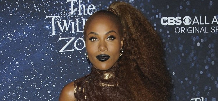 La actriz DeWanda Wise acudió al estreno de su última película con un look terrorífico con los labios a juego en negro