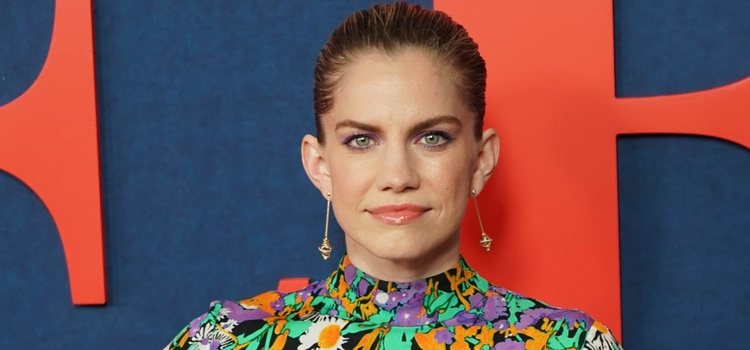 La actriz Anna Chlumsky en el estreno de la última temporada de Veep con un pelo super recogido y sombra de ojos morada