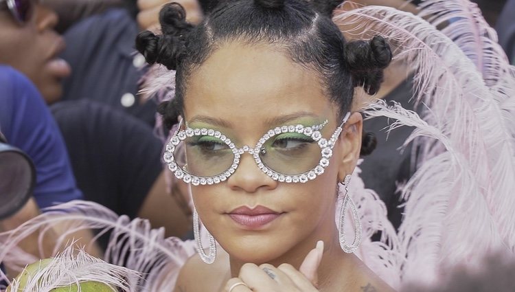 Rihanna acude al carnaval de Barbados con un maquillaje en clave natural y ojos dibujados con un ahumado en verde esmeralda