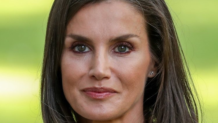 La Reina Letizia en el posado veraniego 2019 en Marivent con un maquillaje en clave natural