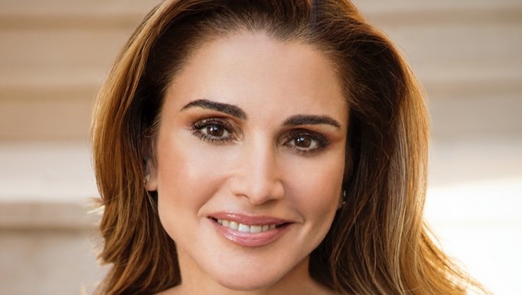 La Reina Rania de Jordania nunca decepciona con su propuesta beauty y maquillaje natural