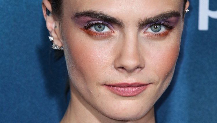 Cara Delevingne es reconocida por su mirada intensa y su maquillaje en tonos rosados