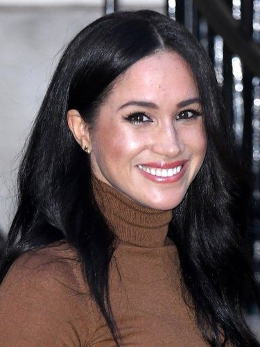 Meghan Markle con exceso de brillos en el rostro