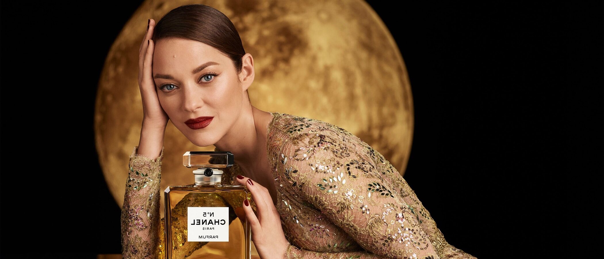 Marion Cotillard, embajadora de la edición más especial de Chanel Nº5 por su centenario