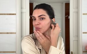 El truco viral de Kendall Jenner para conseguir un lifting de cejas gracias a la Gua Sha