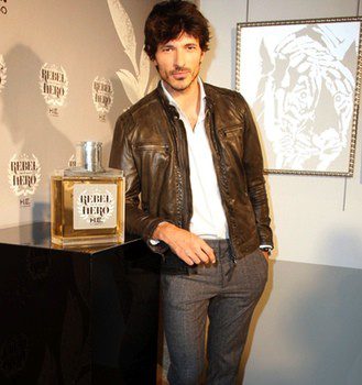 Andrés Velencoso, nuevo embajador del perfume 'Rebel Hero' de Mango