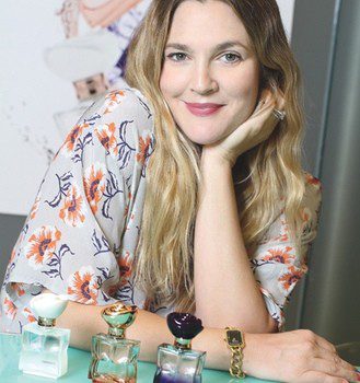 Drew Barrymore se estrena en el mundo de las fragancia lanzando 'Cherised', 'Radiant' y 'Sultry'