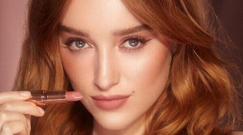 Phoebe Dynevor ('Los Bridgerton'), embajadora de la colección de Navidad de Charlotte Tilbury