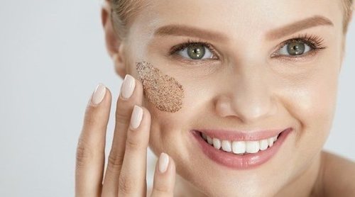 Exfoliante casero para la cara a base de azúcar moreno