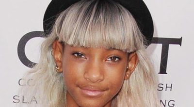 Willow Smith se atreve con un tinte de color gris y las puntas de colores