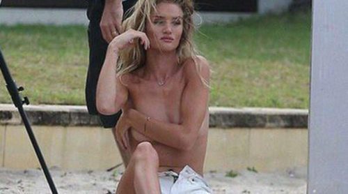 Rosie Huntington-Whiteley posa en topless para promocionar los cosméticos de ModelCo