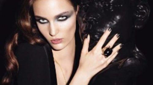 Manicura Black sobre Black, la clave está en el matte