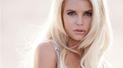 Jessica Simpson luce escotazo para promocionar su perfume 'The Signature Fragrance'