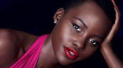 Lupita Nyong'o presenta la barra de labios 'L'Absolu Rouge' de Lancôme