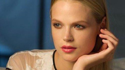 Gabriella Wilde toma el relevo de Kendall Jenner y se convierte en embajadora de Estée Lauder